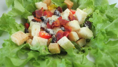 cerca de las verduras de la ensalada césar. alimentos saludables y nutrición de la dieta.