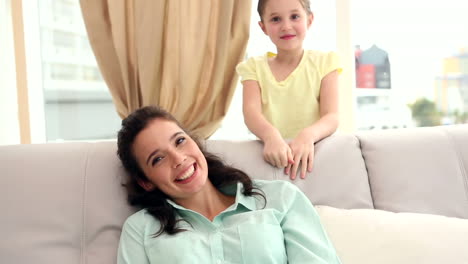 Happy-mother-and-daughter-on-the-couch