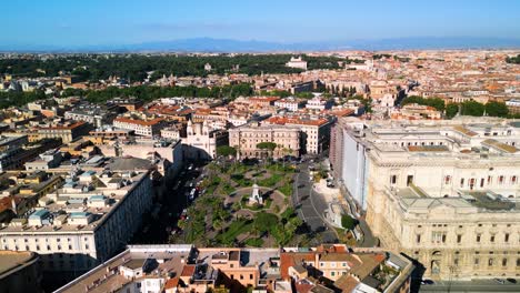 Filmische-Drohnenaufnahme-über-Der-Piazza-Cavour-In-Rom,-Italien