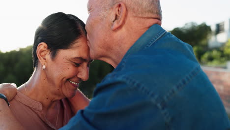 beso, patio trasero y pareja de último año con amor