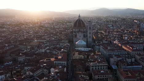 Atemberaubendes-Stadtbild-Von-Florenz,-Toskana,-Italien-Bei-Sonnenaufgang---Luftaufnahme