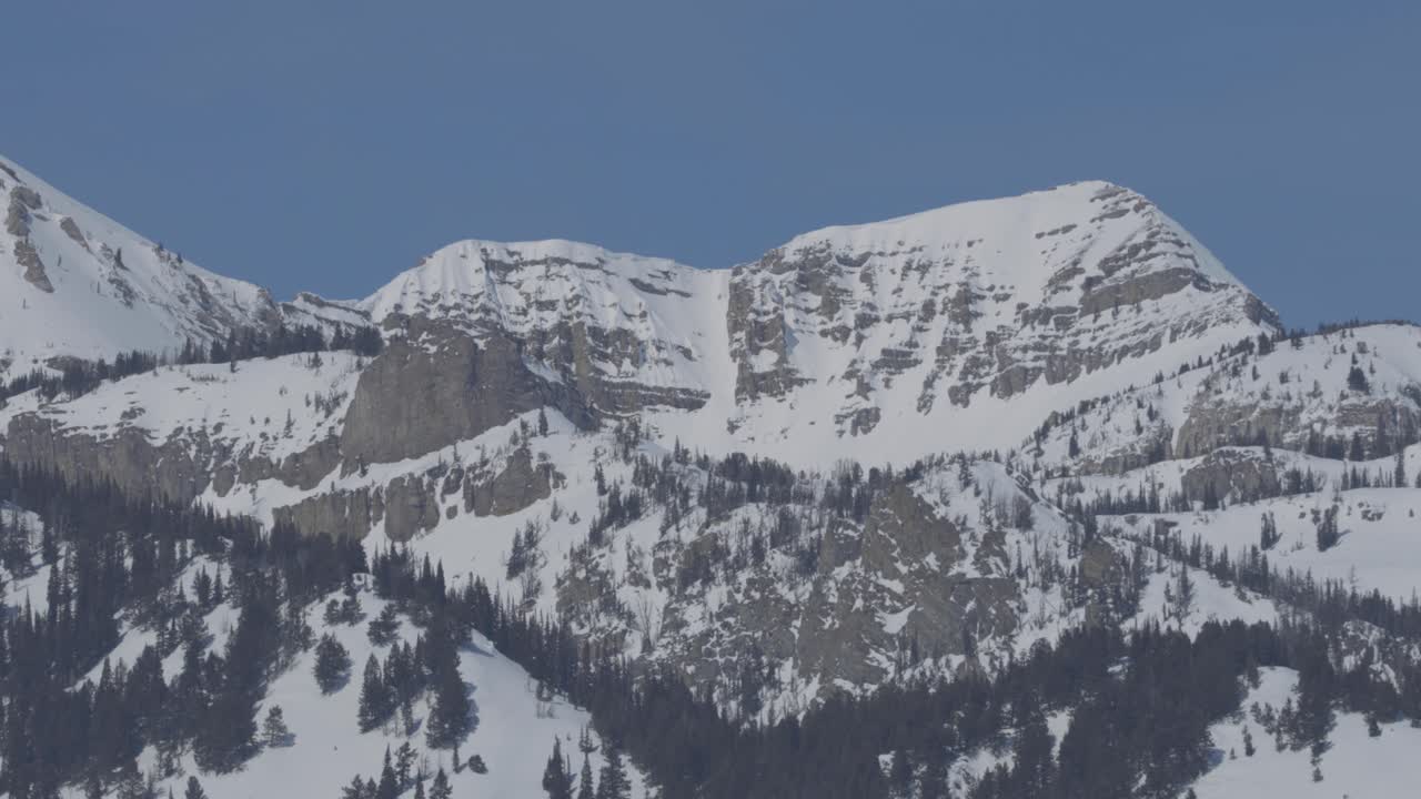 Ripresa con teleobiettivo di cime montuose alte e rocciose nel Wyoming occidentale