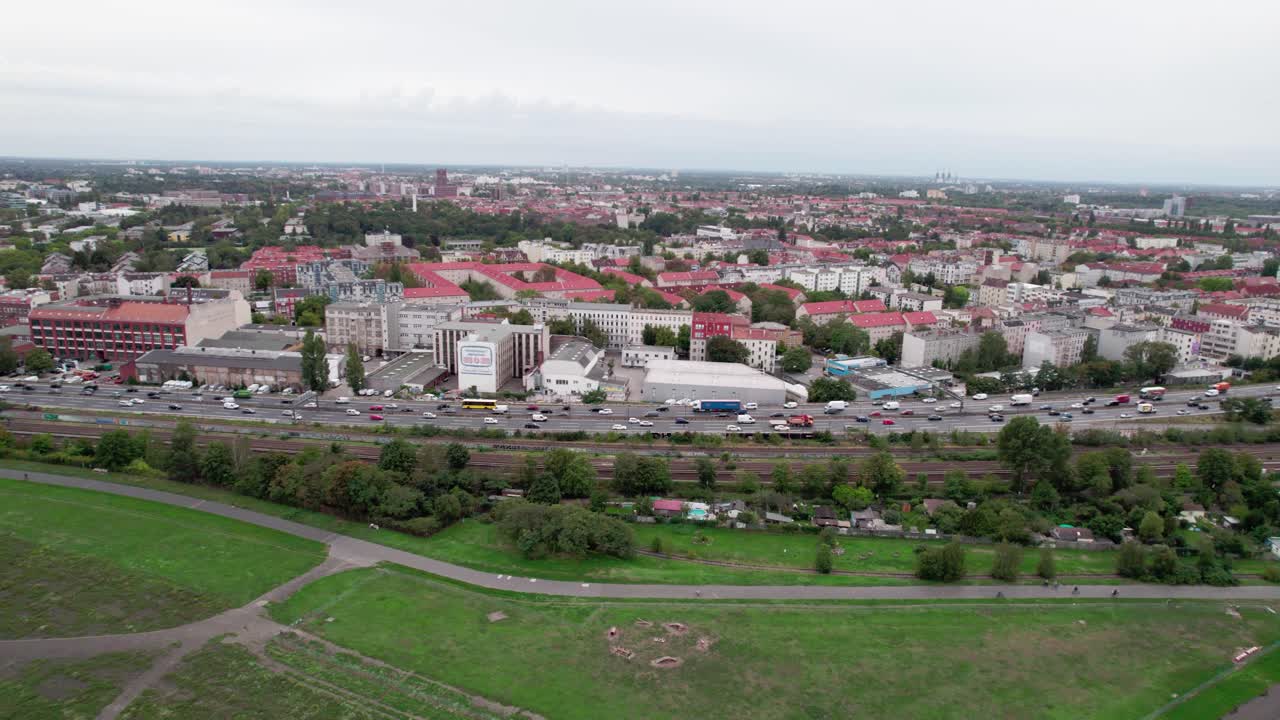 Sorvolo ascendente di un complesso residenziale immobiliare a Berlino