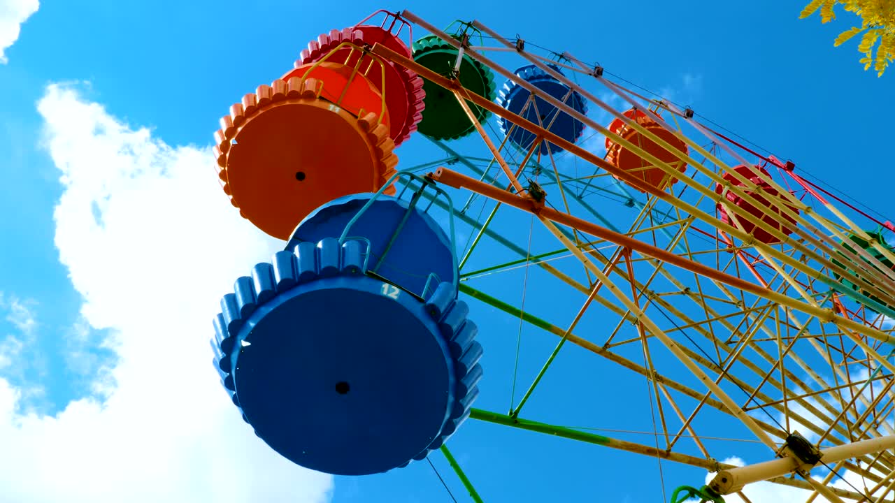 красочное колесо обозрения в парке развлечений.
