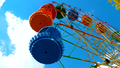 la colorida rueda de ferris en un parque de atracciones.