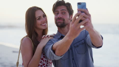 amor, playa y pareja tomando una selfie con el teléfono