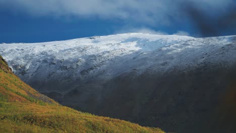nieve fresca en las montañas y colinas en el otoño la tundra noruega