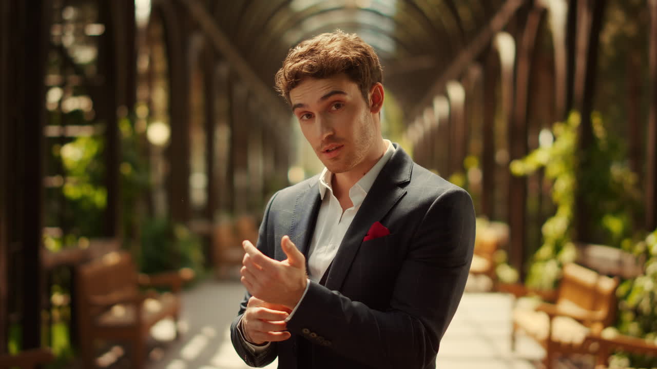 공원에서 셔츠를 는 남자