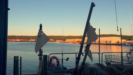 La-Vista-Del-Atardecer-Desde-Un-Encantador-Pueblo-De-Pescadores-Recuerda-La-Atmósfera-Marítima-De-Un-Pueblo-Costero-Abrazado-Por-El-Mar.