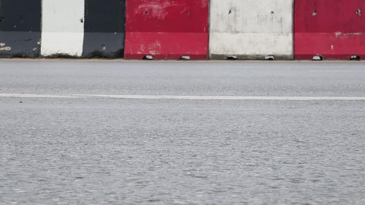 경주 트랙 도로 표면에 장벽이 있습니다.