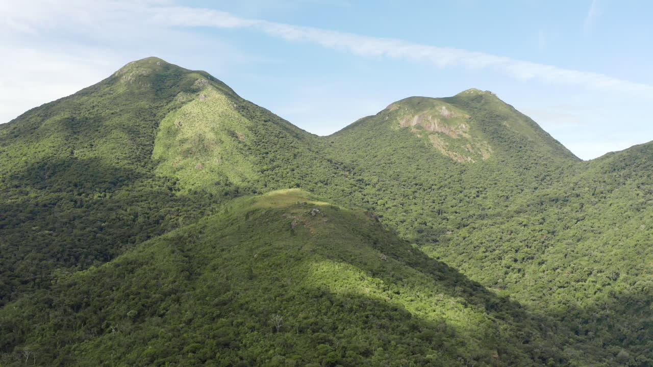 vista aérea de las montañas tropicales de la selva tropical, brasil, américa del sur