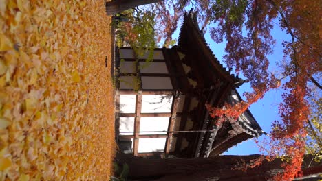 Vertikale-Ansicht-Des-Atemberaubenden-Japanischen-Tempelgebäudes-Mit-Fallenden-Herbstfarben