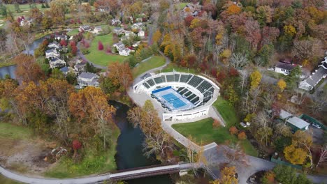 Toma-Aérea-Del-Estadio-De-Tenis-Y-La-Cancha-En-El-Greenbrier-Durante-El-Otoño