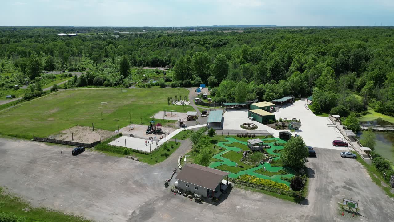 아이들을 위한 재미있는 여름 자연 캠프의 공중 - 숲 근처 시즌 전