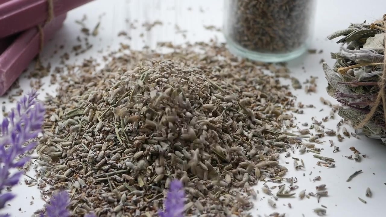 Fiori di lavanda essiccati che cadono su una superficie bianca