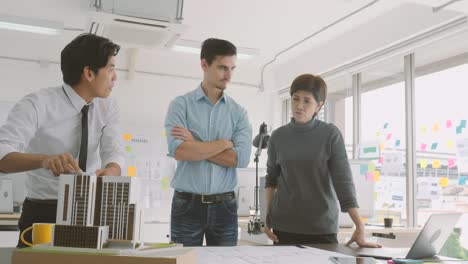 equipo de arquitectos creativos que trabajan juntos en un estudio de arquitectos