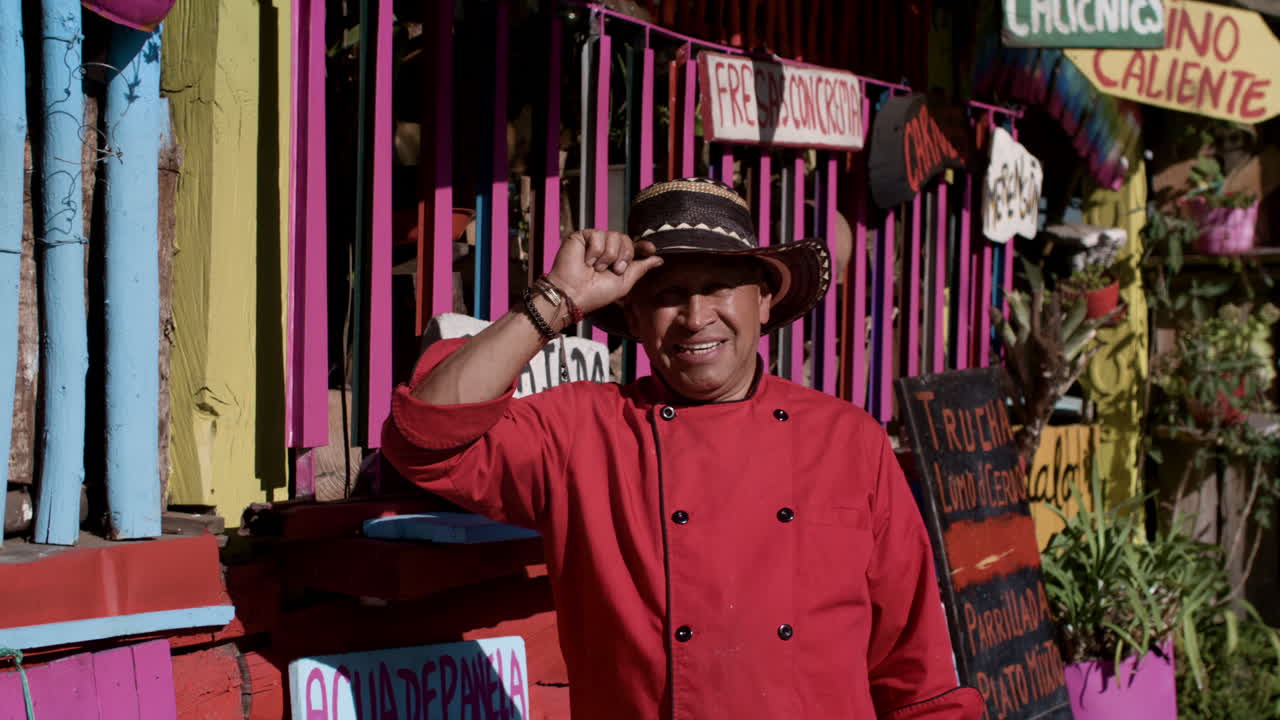 행복한 남자가 야외에서 포즈를 취하고 있습니다.