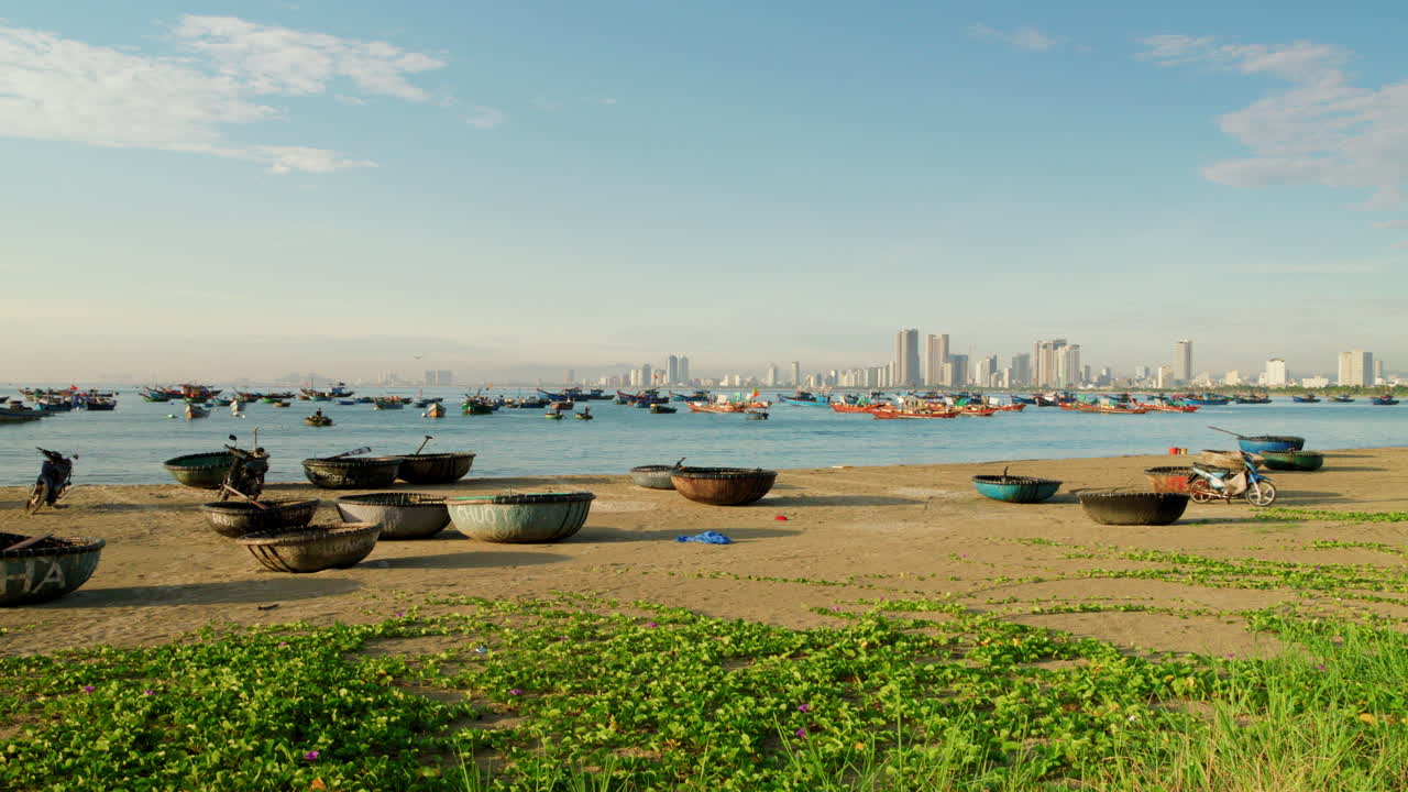 해안에 있는 전통적인 베트남 둥근 대나무 바구니 보트와 다 ⁇  해변의 물에 있는 어부들의 정적 설정  ⁇