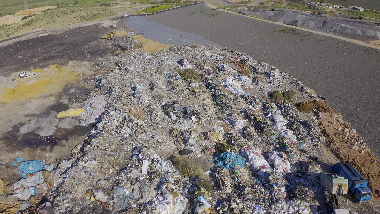 el medio ambiente está sufriendo con todos estos residuos.