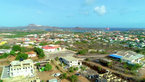Malerische-4K-Drohnenluftaufnahme-Von-Stadtvierteln-Und-Häusern-Nahe-Der-Küste-Der-Karibikinsel-Curaçao-Mit-Blick-Auf-Das-Meer-Und-Die-Spanischen-Gewässer