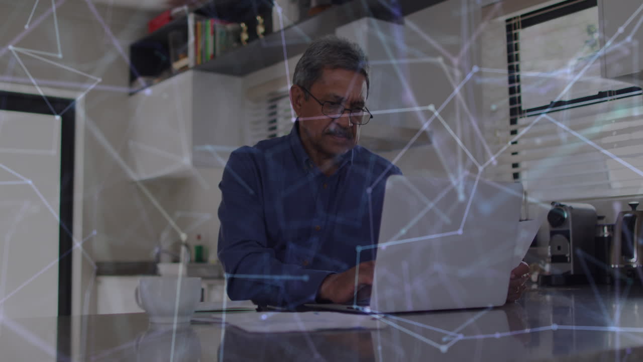 animación de la red de conexiones a través de un maestro masculino biracial usando una computadora portátil.