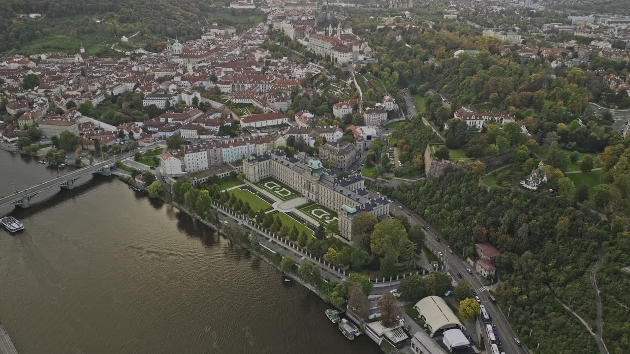 prague czechia aerial v104 vista de pájaros, sobrevuelo de drones sobre el río vltava capturando el punto de referencia histórico de la academia de straka, inclinándose hacia arriba capturando el paisaje panorámico de la ciudad - filmado con mavic 3 cine - noviembre 2022