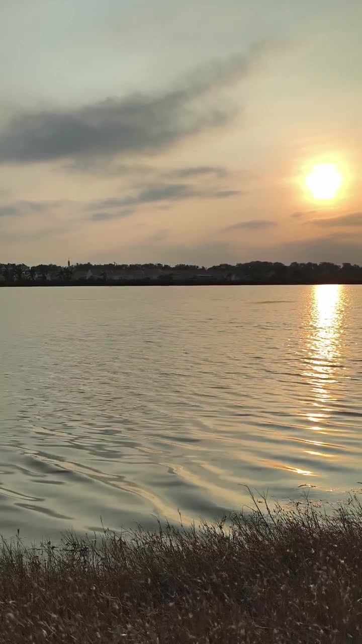 Tramonto dorato sulle acque calme del lago
