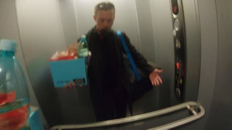 llevando compras en el ascensor - influencer genz ocupado