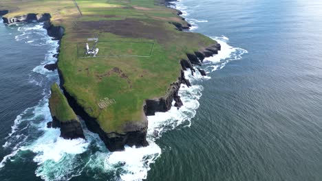 Península-De-Loophead-Con-Olas-Rompiendo-Contra-Los-Acantilados,-Cielo-Despejado,-Vista-Aérea