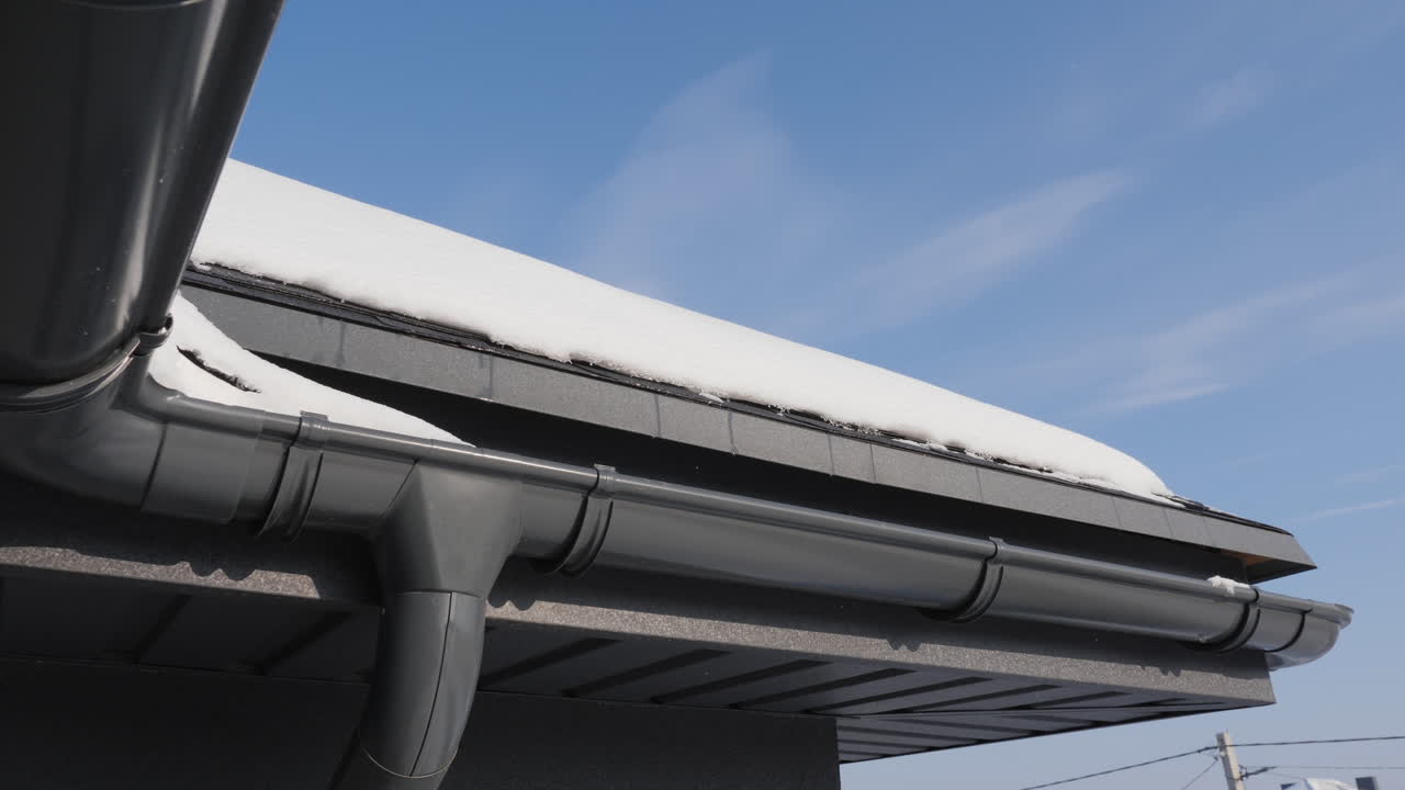 un techo con un sistema de drenaje