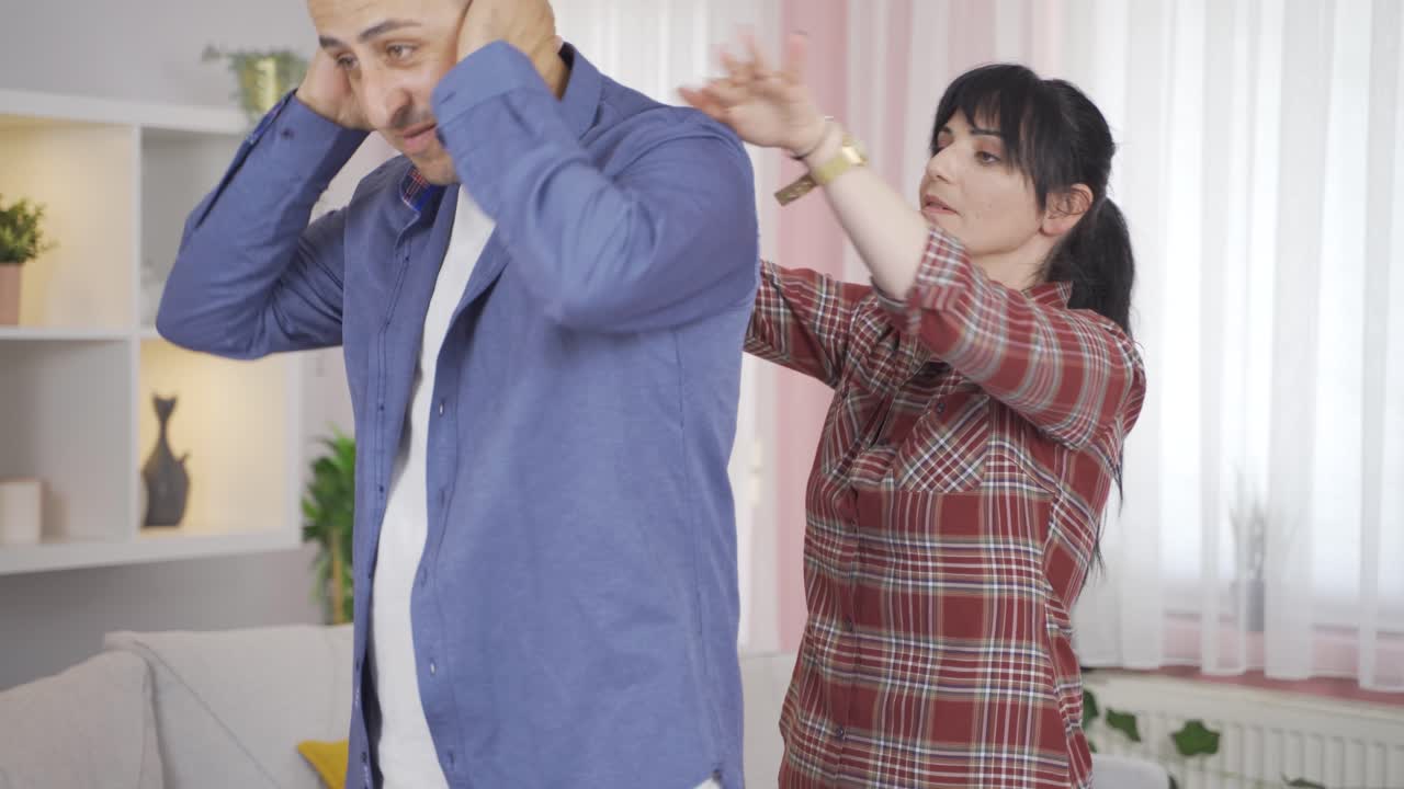 일에 늦은 남자. 그의 아내는 그를 따라잡는 데 도움을줍니다.