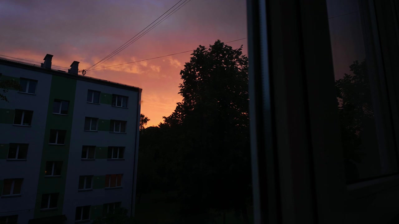 Timelapse do pôr do sol, blocos de apartamentos soviéticos renovados em área residencial tranquila