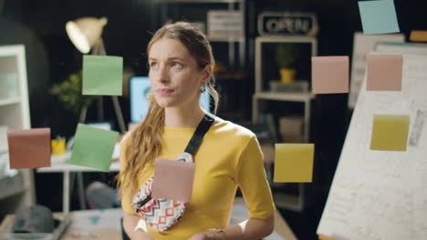 una joven mujer de negocios asintiendo con la cabeza en la oficina nocturna hipster.