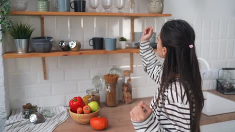 chica feliz en una cocina moderna
