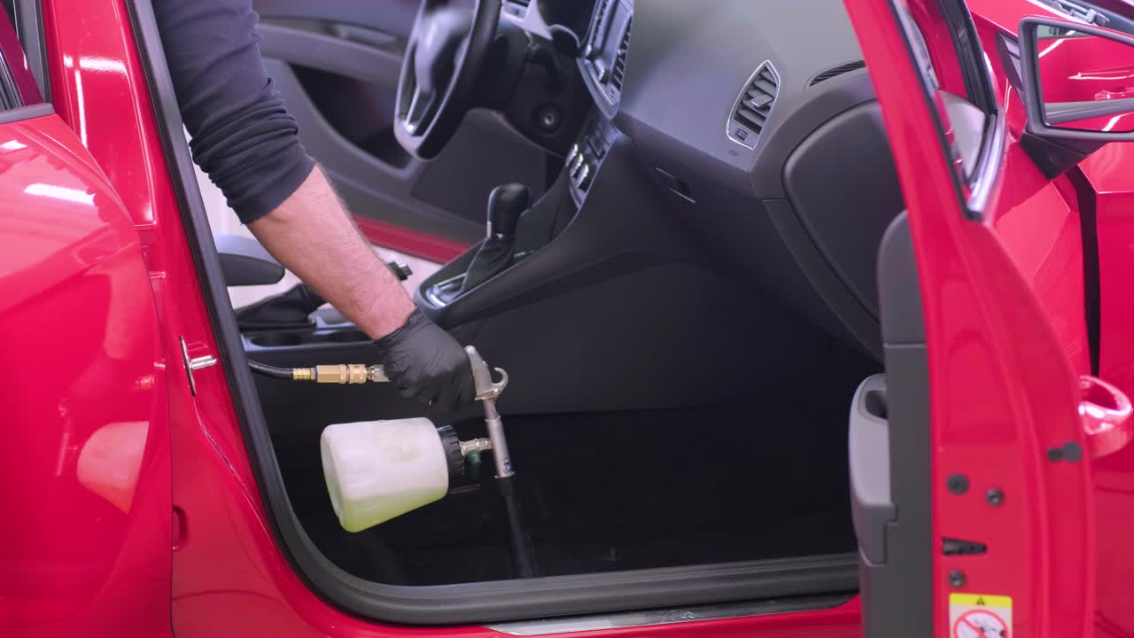 전문적인 자동차 청소. 샤워. 인테리어 세부 사항. 자동차 인테리어를 건조 청소 및 세부 사항; 깊은 좌석 청소; 자동차 세탁에서 거품을 는; 먼지에서 자동차 패널을 청소하는; 진공청소기