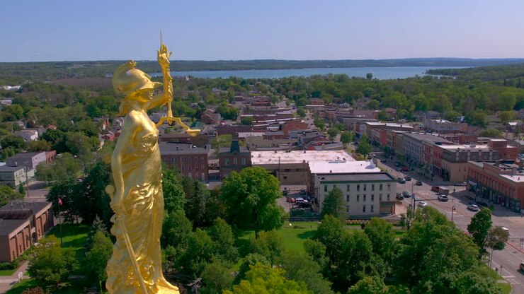 Splendida ripresa con drone che rivela la statua d'oro della giustizia sulla cima del bellissimo tribunale di Canandaigua, New York, vicino al lago Canandaigua