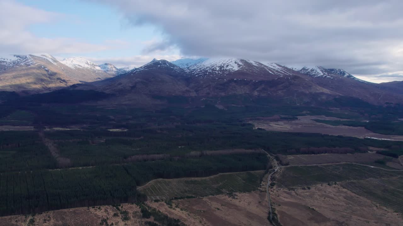 hermosas montañas nevadas en turquía, antena 4k