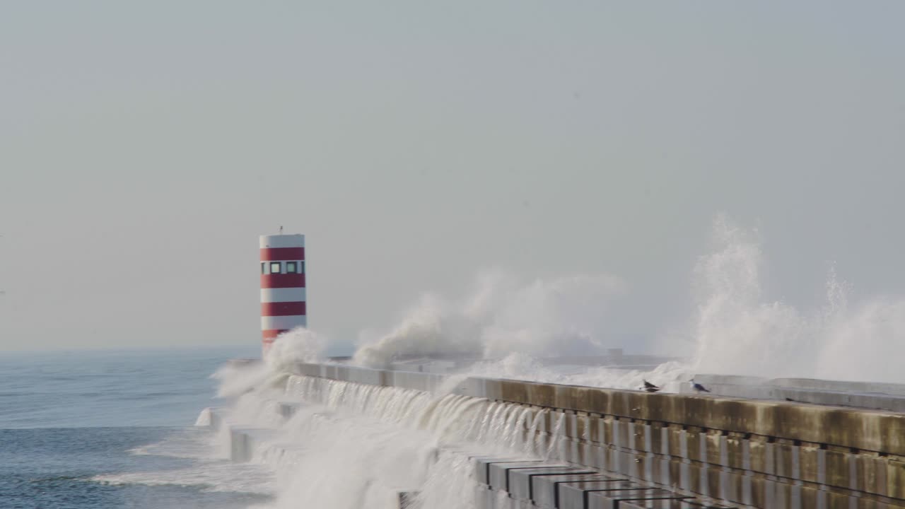 faro aislado con grandes olas oceánicas chocando
