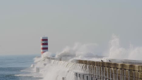 faro aislado con grandes olas oceánicas chocando