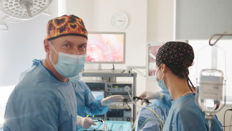 cirujanos en la sala de operaciones