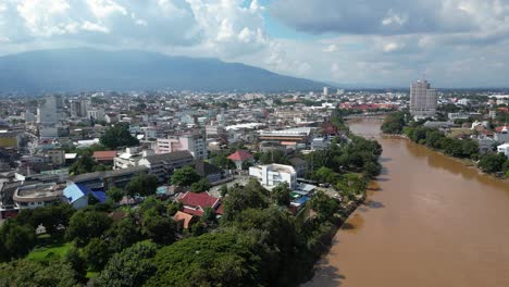 Weit-Offener-Luftschwenk-über-Die-Stadt-Chiang-Mai-Mit-Ping-Fluss-Und-Doi-Suthep