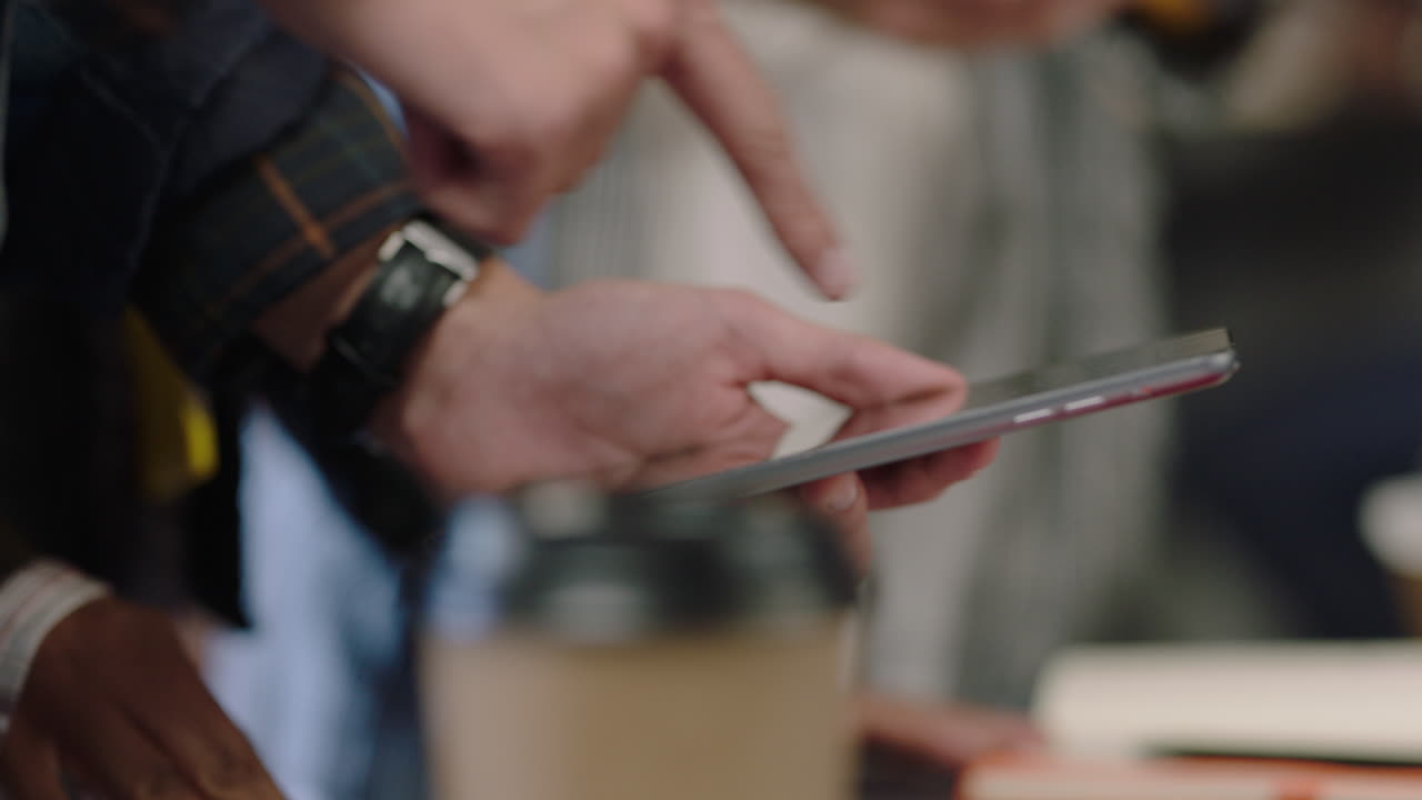 소프트웨어 애플리케이션을 개발하는 엔지니어들이 아이디어를 공유하는 다양한 학생들이 모바일 앱을 디자인하는 브레인스토밍 디자인 인터페이스 솔루션 레이아웃 드로잉을 사용하여 사무실 회의