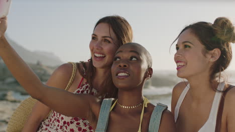 amigas tomando selfies en la playa posando para la foto sonriendo felices