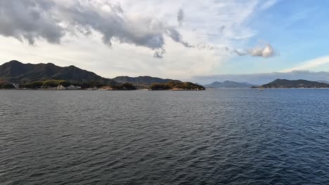 Gleiten-über-Das-Meer-Mit-Blick-Auf-Japanische-Inseln-Im-Seto-Binnenmeer