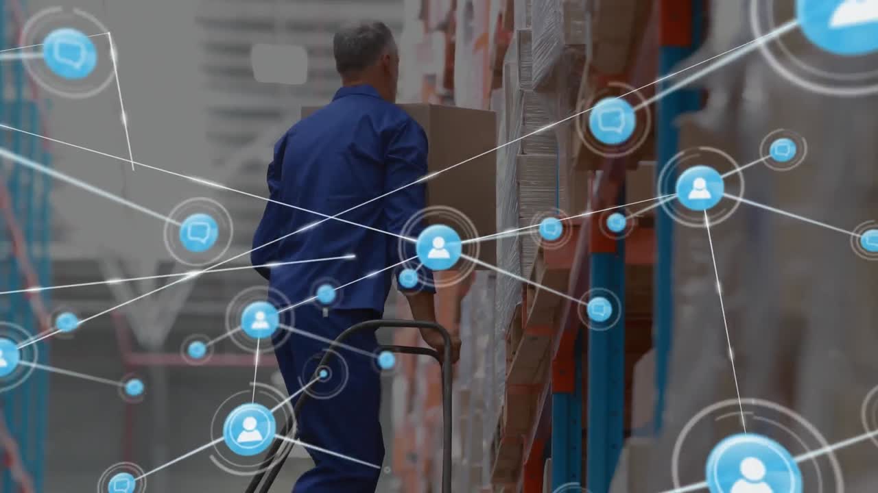 red de iconos digitales contra un trabajador caucásico de edad avanzada que trabaja en un almacén