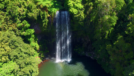 Cascada-Millaa-Millaa-Con-Exuberante-Bosque-En-Un-Día-Soleado-De-Verano-En-El-Extremo-Norte-De-Queensland,-Australia