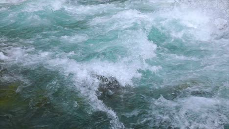 Agua-Del-Río-De-Montaña-Con-Primer-Plano-En-Cámara-Lenta