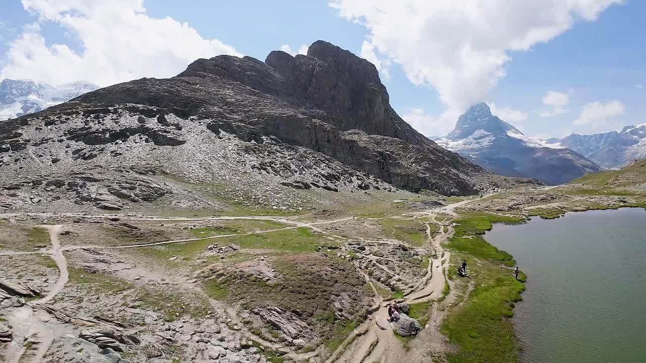 increíble vista del vuelo de matterhorn sobre el lago riffelsee con el reflejo y las nubes en los alpes suizos, suiza, europa