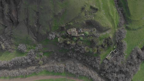 vista descendente de arriba hacia abajo sobre la antigua casa en serra de dentro en la isla de porto santo