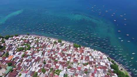 Atemberaubende-Aussicht-Auf-Einen-Traditionellen-Fischerhafen-In-Lombok,-Mit-Tausend-Booten,-Die-In-Einem-Geschäftigen-Hafen-Vor-Anker-Liegen